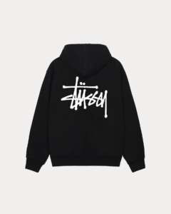 Stüssy: Τα 7 Must-Have Κομμάτια που Απογειώνουν Κάθε Urban Look