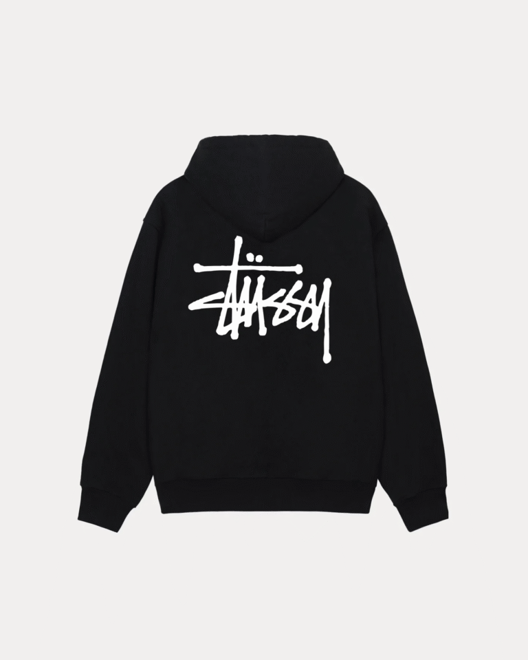 Stüssy: Τα 7 Must-Have Κομμάτια που Απογειώνουν Κάθε Urban Look